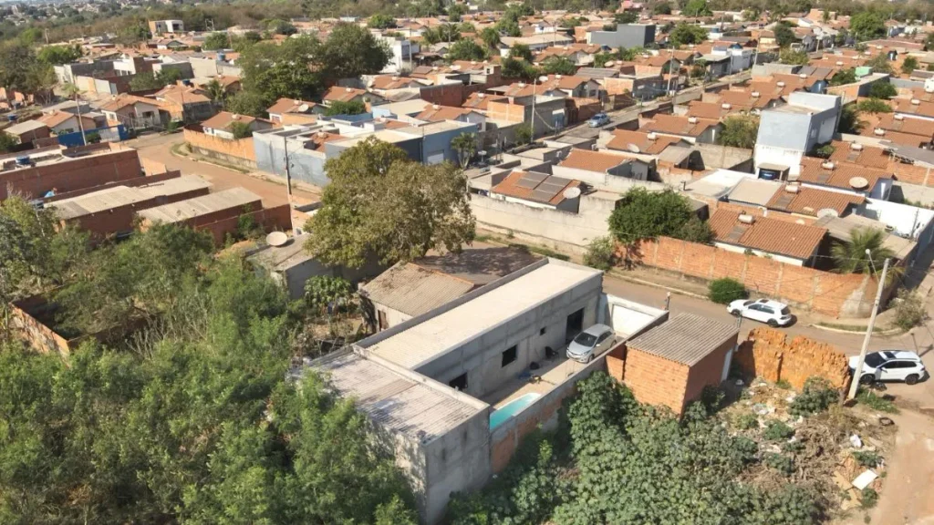 Operação em Cuiabá demoliu edificações irregulares em área de preservação permanente e nascentes após notificação do MP