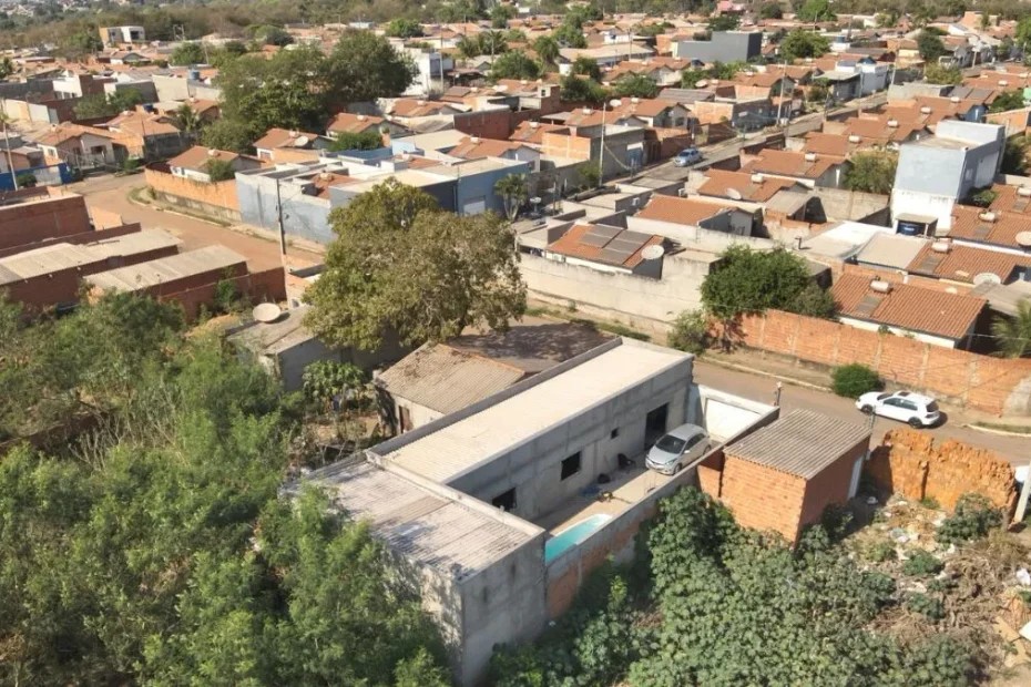 Operação em Cuiabá demoliu edificações irregulares em área de preservação permanente e nascentes após notificação do MP