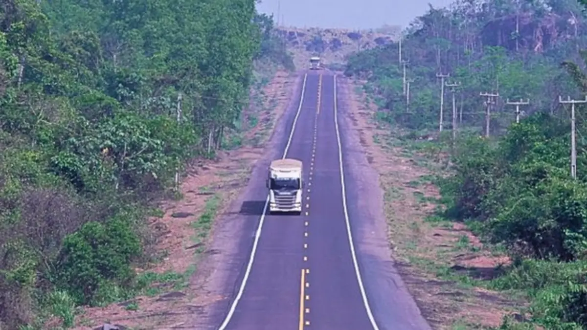 Caminhão trafegando na BR-163 entre Mato Grosso e Pará